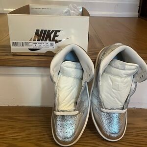 Never worn Nike Jordan women’s retro high metallic shoes